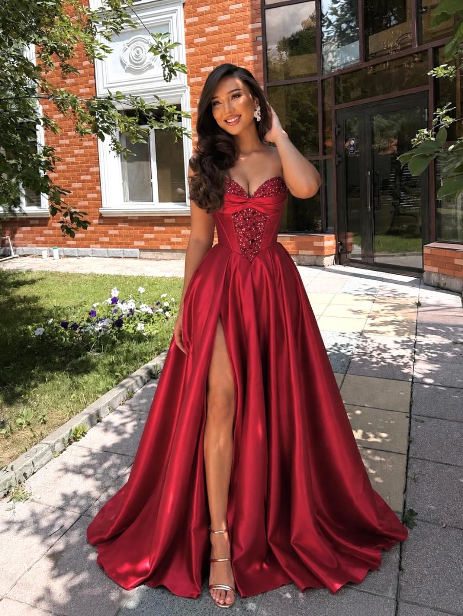 Abito lungo in raso rosso rubino con corsetto a cuore ricamato di perline, gonna ampia e spacco, atelier Diva, Qualiano