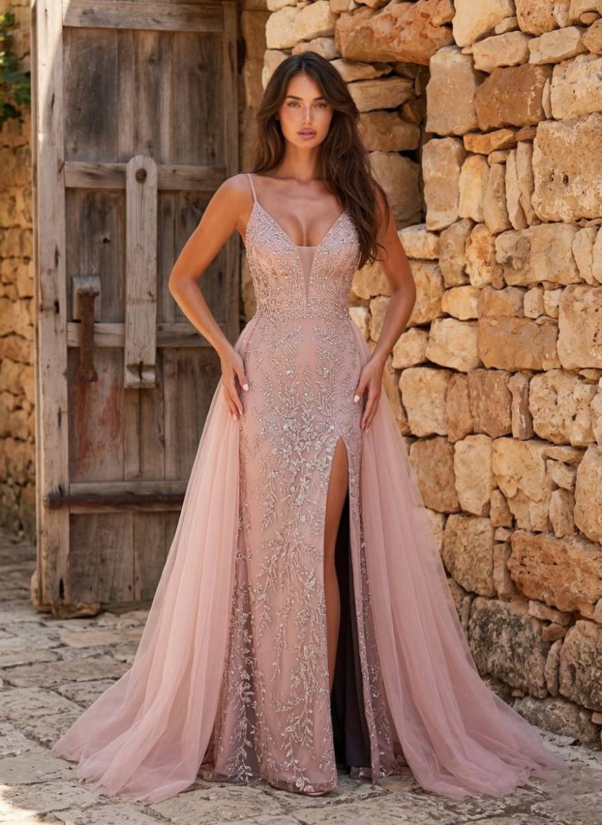 Abito lungo rosa cipria con ricamo di cristalli, spalline sottili, spacco e sovragonna in tulle, atelier Diva, Qualiano