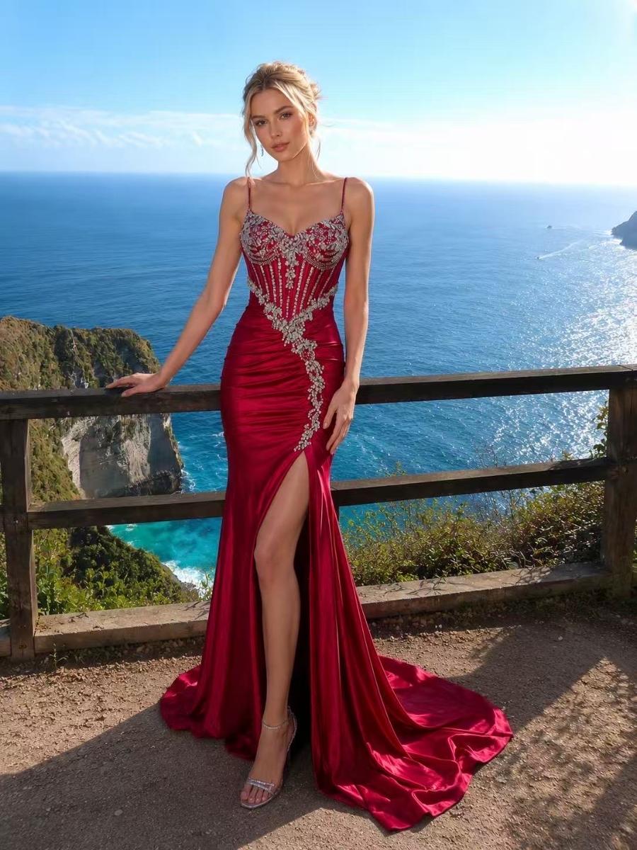 Abito da sera rosso a sirena con corsetto gioiello e spacco