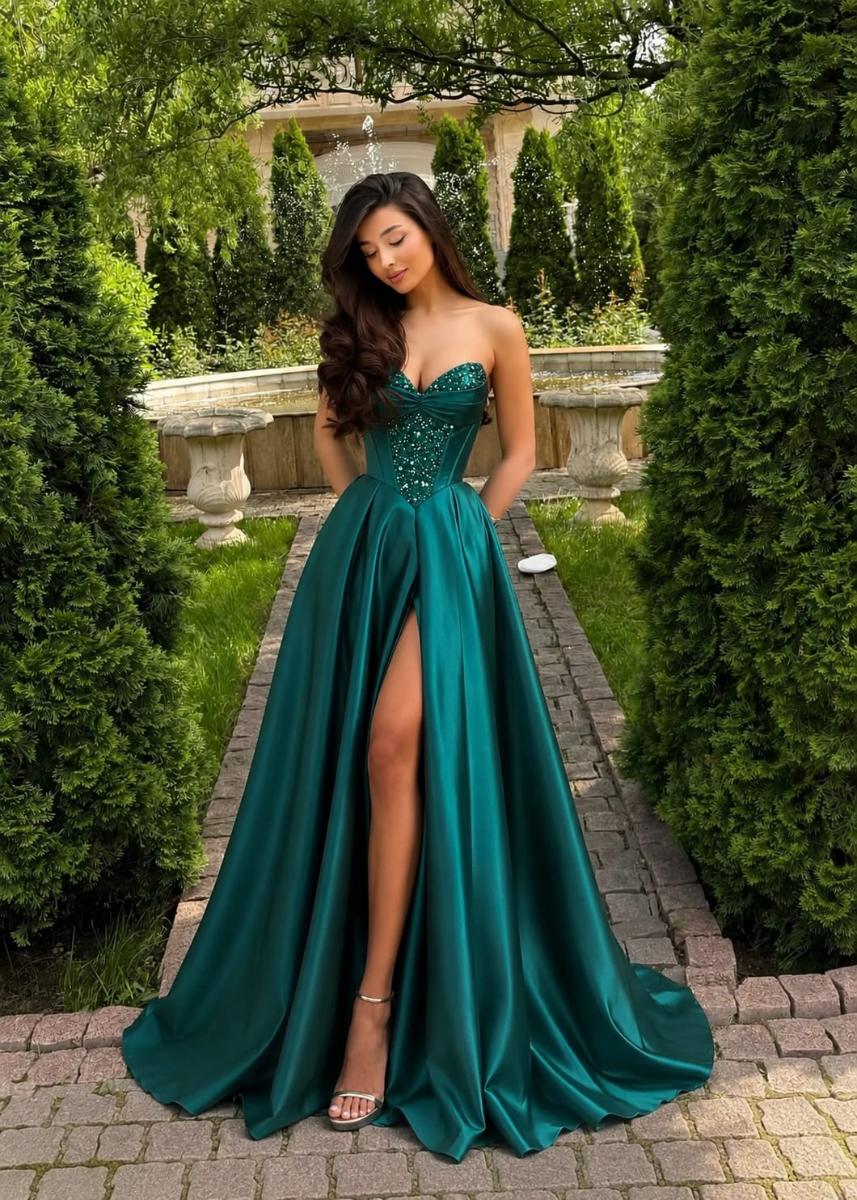 Abito lungo in raso verde smeraldo con corsetto a cuore ricamato di paillettes, gonna ampia e spacco, atelier Diva, Qualiano