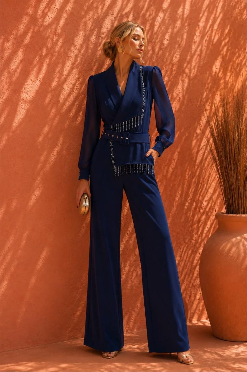 Tuta elegante blu con maniche lunghe in chiffon, scollo incrociato e cintura con frange di perline, atelier Diva, Qualiano